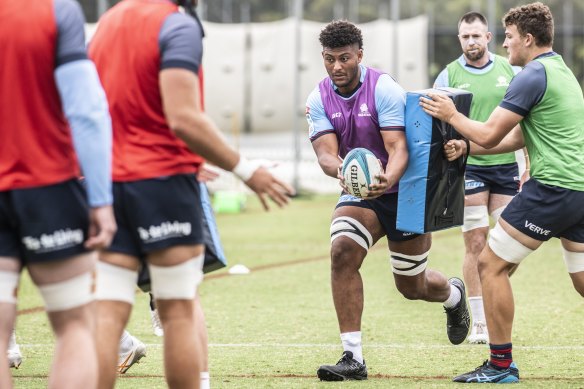 Miles Amatosero s'habitue à un style de rugby plus rapide et plus fluide que celui du Top 14 français.
