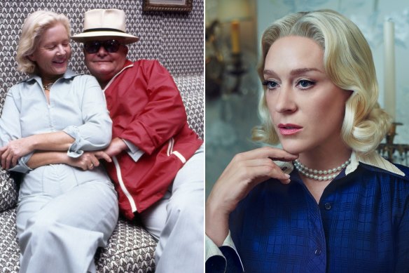 Truman Capote et CZ Guest dans son salon décoré par Jansen avec un tapis en faux léopard et des chaises d'appoint en faux léopard de la taille d'une poupée, des petits îlots de plateaux TV en laque noire prêts pour un déjeuner pour six personnes, le couple porte le nouveau « CZ » Combinaisons de jardin « vertes » en juin 1976. Chloé Sévigny en invitée dans « Feud ».
