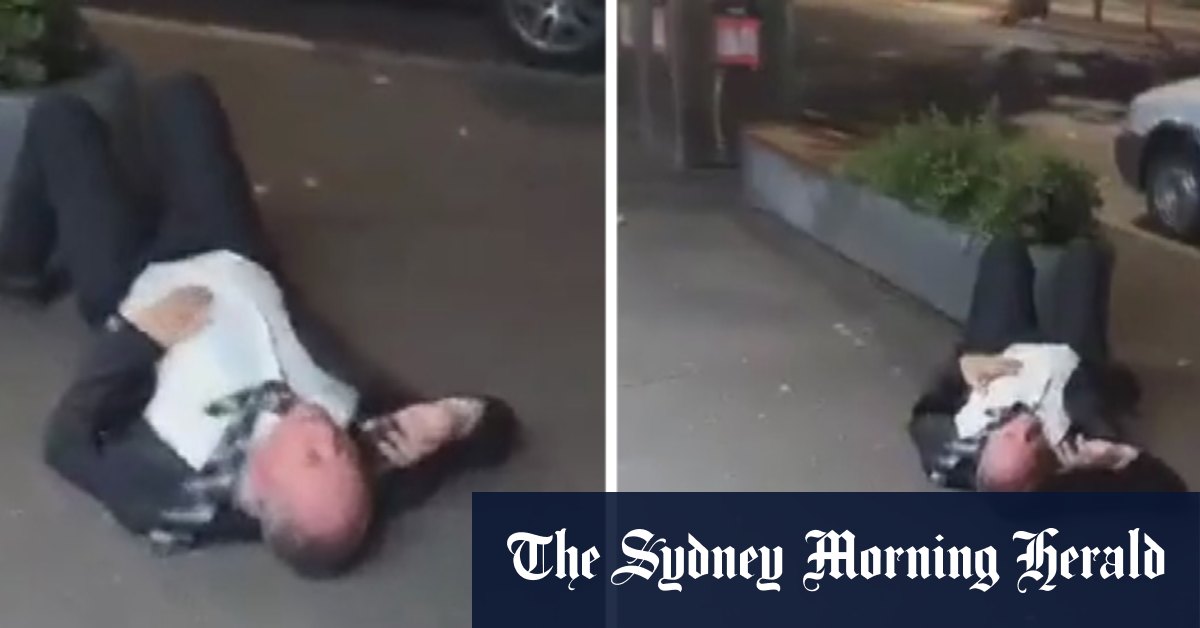 Barnaby Joyce filmé allongé dans la rue de Canberra
