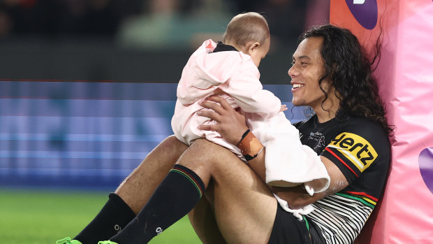 Jarome Luai avec sa fille Akira après avoir décroché une place pour la grande finale 2022.