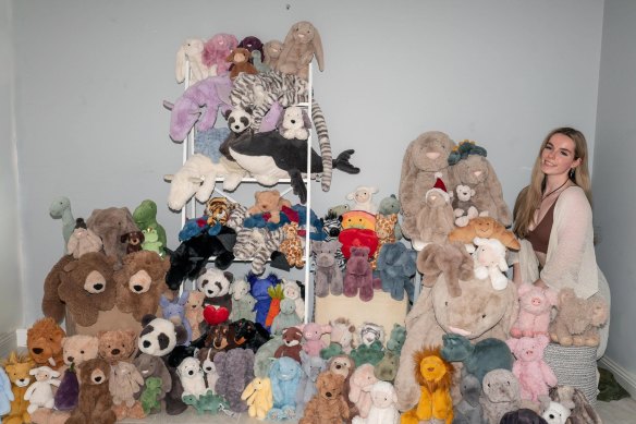 Sophie Barker et sa collection de jouets Jellycat.