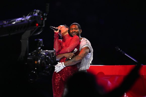 Alicia Keys et Usher s'embrassent pendant le spectacle de la mi-temps du Super Bowl.