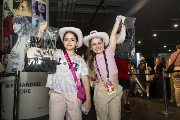 Ruby Gill (à gauche) et Kiara Galea, toutes deux âgées de 10 ans, espèrent toujours obtenir des billets pour The Eras Tour.