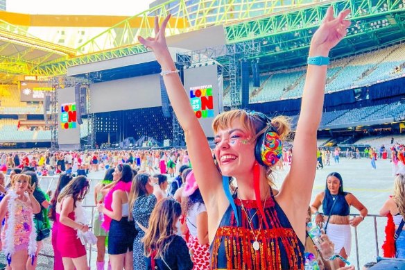 La star de Heartbreak High, Chloe Hayden, qui est neurodivergente, portait une paire d'écouteurs lors du concert de Harry Styles à Melbourne l'année dernière.