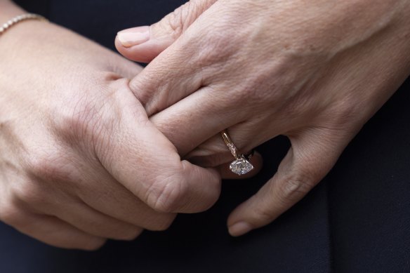 Jodie Haydon porte sa nouvelle bague.