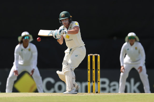 Alyssa Healy stabilise les manches de l'Australie après la chute de certains premiers guichets bon marché.