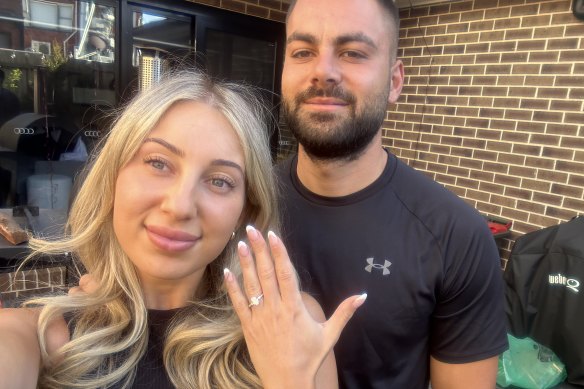 Bec Farchione et Simon Misevski se sont fiancés le jour de la Saint-Valentin.