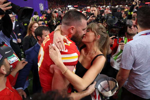 Travis Kelce et Taylor Swift célèbrent la victoire des Chiefs de Kansas City au Super Bowl la semaine dernière.