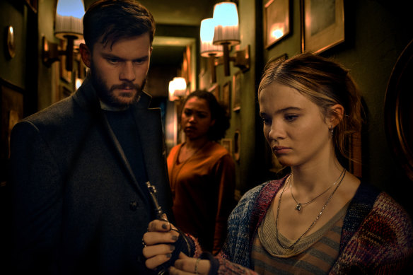 Jeremy Irvine, Ruby Barker et Freya Allan dans une scène de Baghead.
