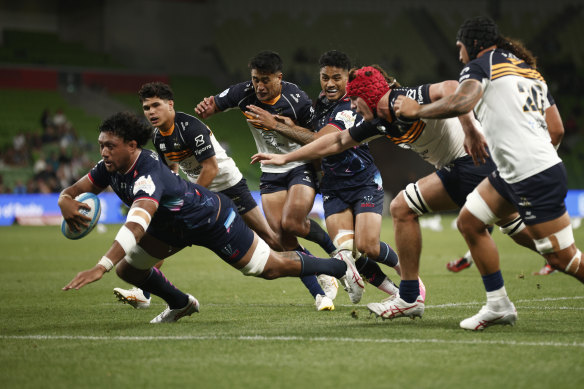 Rob Leota des Rebels marque un essai qui a ensuite été refusé lors du premier tour du match de Super Rugby Pacific contre les Brumbies.