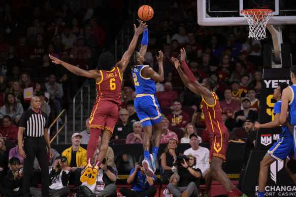 Bronny James (6) en action pour l'USC contre l'UCLA.