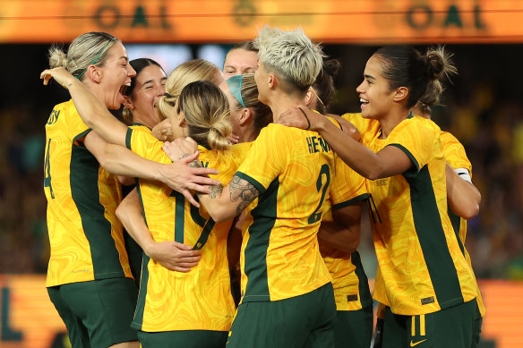 Les Matildas célèbrent un but.