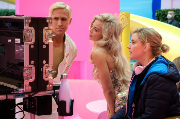 Ryan Gosling, nominé pour le meilleur acteur dans un second rôle, sur le plateau avec Margot Robbie et la réalisatrice Greta Gerwig, qui ont raté les nominations pour la meilleure actrice et le meilleur réalisateur.