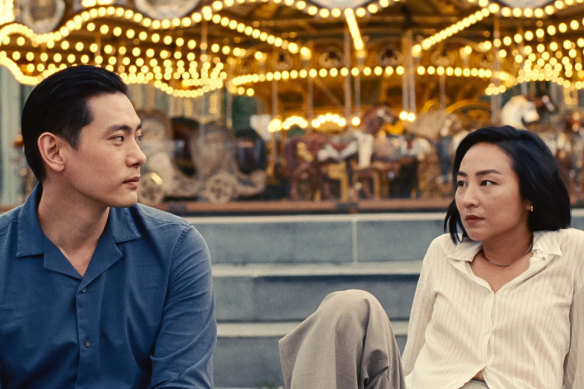 Hae Sung (Seung Min Yim) et Na-young (Seung Ah Moon) étaient des amoureux d'enfance dans Past Lives.