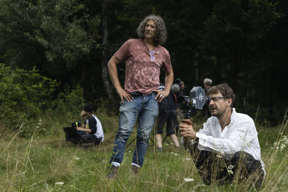 Jonathan Glazer, au centre, et Łukasz Ża sur le tournage de The Zone of Interest.