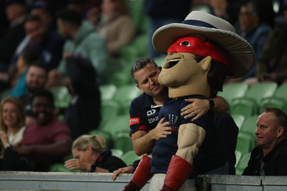Un fan embrasse la mascotte des Melbourne Rebels.