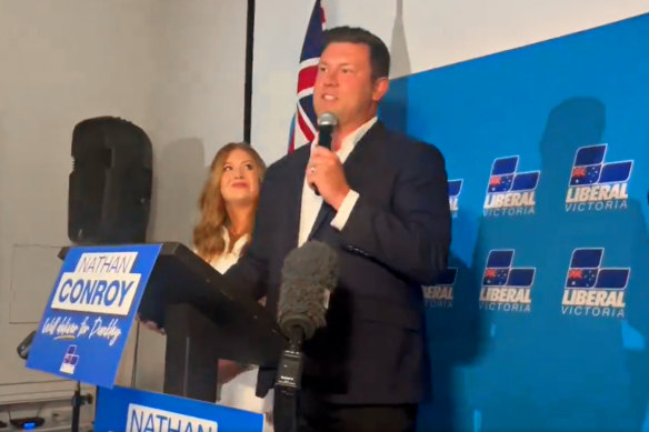 Le candidat libéral Nathan Conroy reconnaît sa défaite samedi.