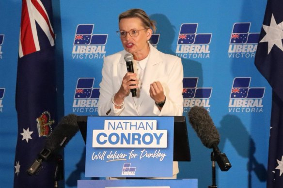 La chef adjointe de l'opposition, Sussan Ley, prend la parole lors de l'événement du Parti libéral pour l'élection partielle de Dunkley.