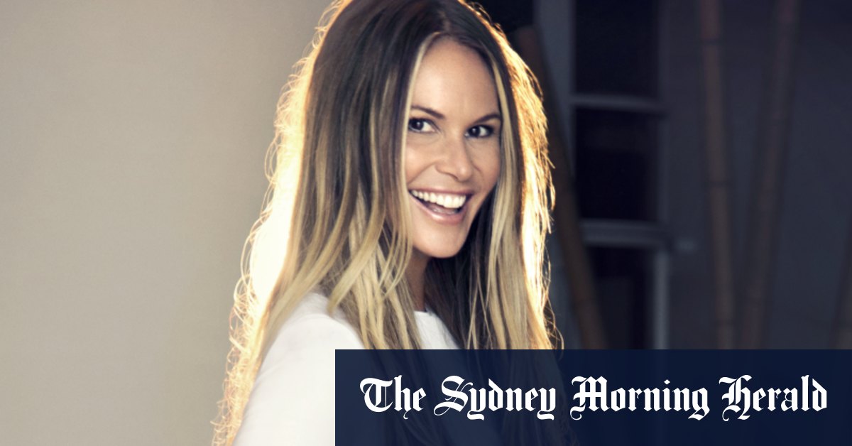 Le mannequin australien Elle Macpherson revient sur le podium