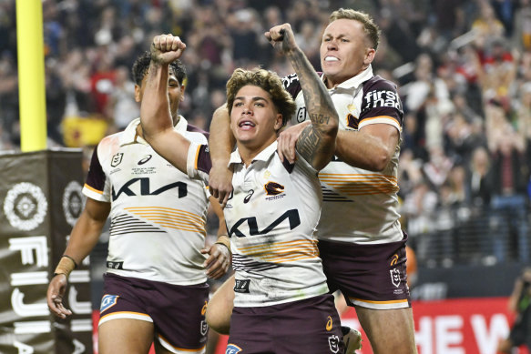 Reece Walsh célèbre un essai lors de la défaite des Broncos face aux Roosters lors du deuxième match.