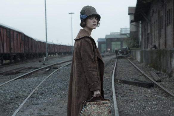 Liv Lisa Fries incarne Charlotte Ritter, une produite industrieuse des bidonvilles ouvriers de Babylon Berlin.
