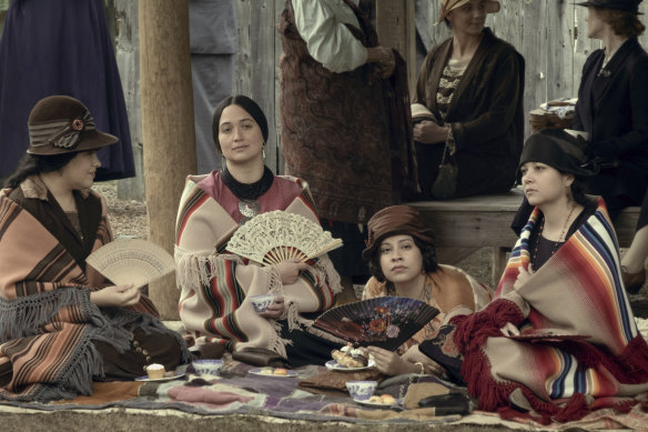 De gauche à droite, JaNae Collins, Lily Gladstone, Cara Jade Myers et Jillian Dion dans Killers of the Flower Moon.