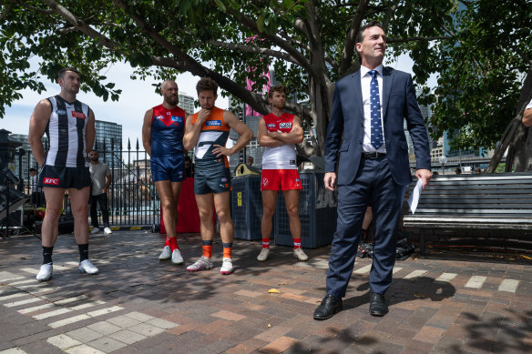 L'AFL lance sa saison en jouant des matchs exclusivement en Nouvelle-Galles du Sud et dans le Queensland.