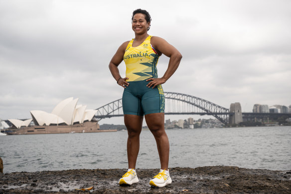 Eileen Cikamantana, espoir des Jeux olympiques d'haltérophilie, porte l'uniforme de Paris.