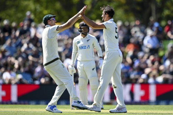 Mitchell Starc a rattrapé Will Young pour un seul.
