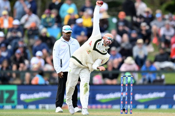 Nathan Lyon a eu peu d'impact lors de ses premiers overs.