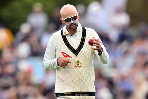 Nathan Lyon a joué le premier après le thé.
