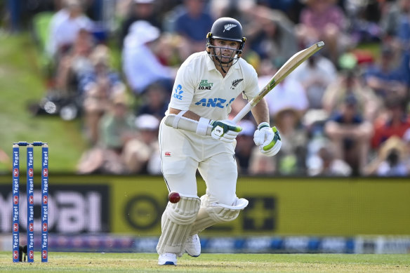 Tom Latham a frappé solidement, quoique lentement, avec Kane Williamson.