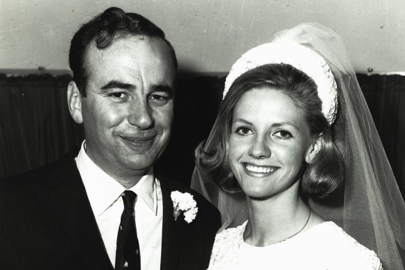 Rupert et Anna Murdoch à Crows Nest, Sydney, en avril 1967.
