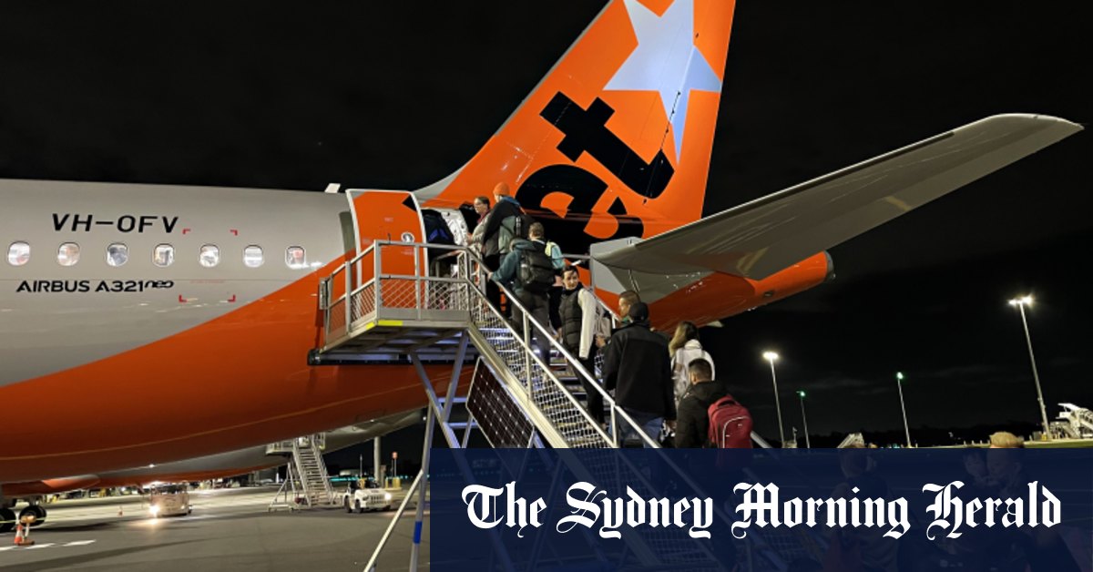 Jetstar a annulé le vol de Jacqueline.  Il lui a proposé de la ramener chez elle deux jours plus tard