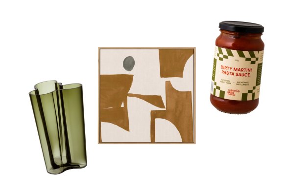 Vase « Aalto » ; Tirage d'art « Étude de contour n° 2 » ; Sauce pour pâtes « Dirty Martini ».