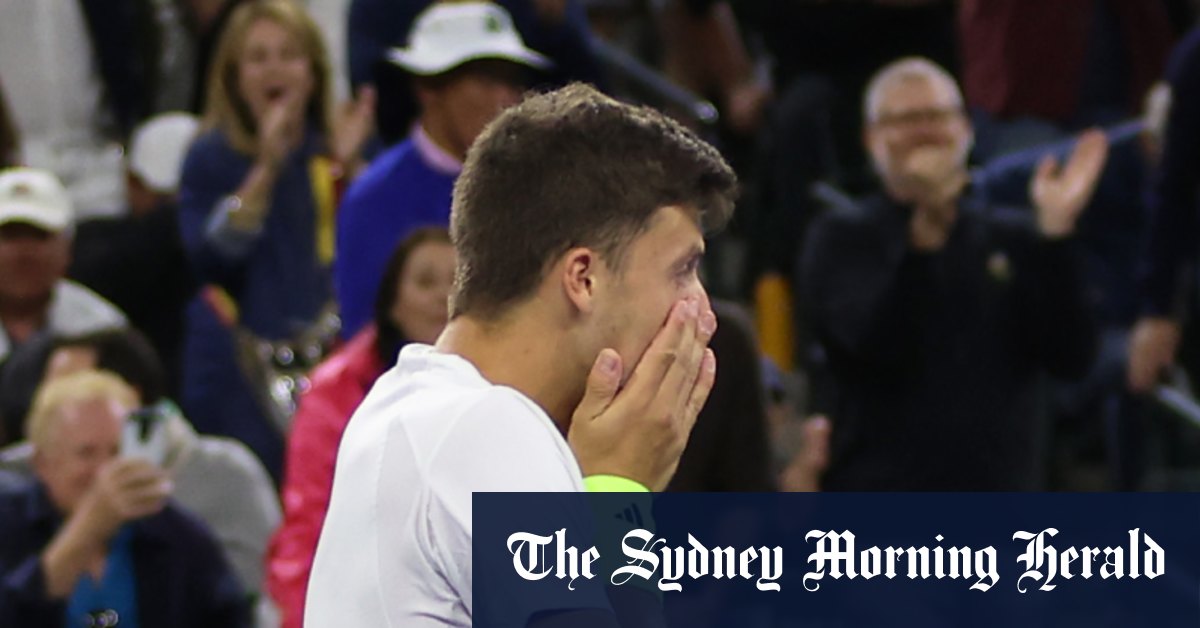 Djokovic se plaint à l'arbitre suite à une défaite choc face à un chanceux perdant de 20 ans