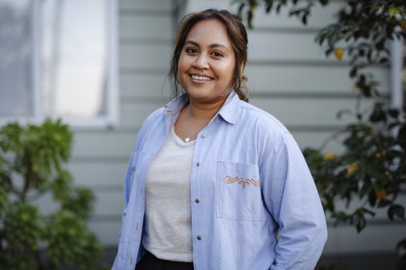 Jessica Mauboy joue le rôle de Tante Cressida dans le film Windcatcher.