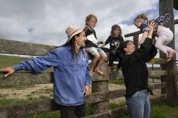 Stuart et Amber McWilliam avec leurs enfants Hendrix, Nix et Amber, sont venus de Laggan, près de Crookwell, pour la journée sur le terrain.