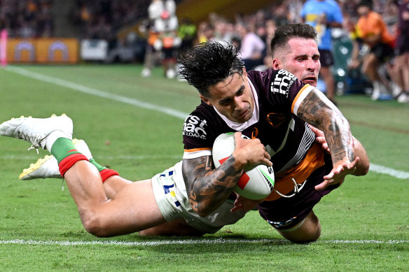 Jesse Arthars, qui marque ici un essai contre les Rabbitohs, semble avoir verrouillé l'autre flanc.