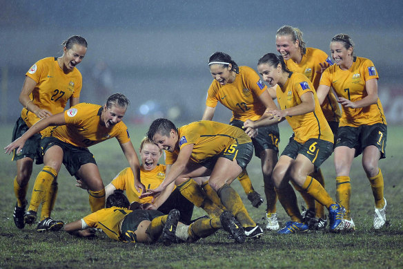 Les Matilda célèbrent leur victoire en finale de la Coupe d'Asie de l'AFC 2010, disputée à Chengdu en Chine contre la Corée du Nord.