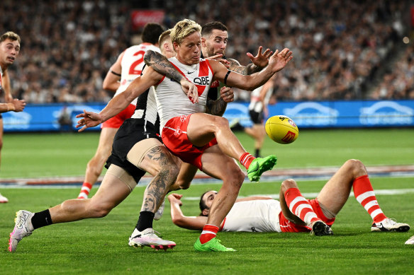 Isaac Heeney de Sydney donne un coup de pied contre Collingwood.