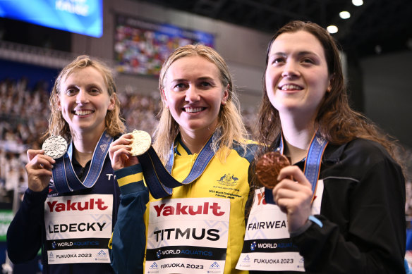 Ariarne Titmus avec sa médaille d'or au 400 m nage libre aux championnats du monde de natation aux côtés de Katie Ledecky (à gauche) et Erika Fairweather (à droite).