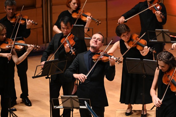Richard Tognetti dirige l'Australian Chamber Orchestra dans le cadre d'un programme Mozart et Britten au City Recital Hall de Sydney en 2022.