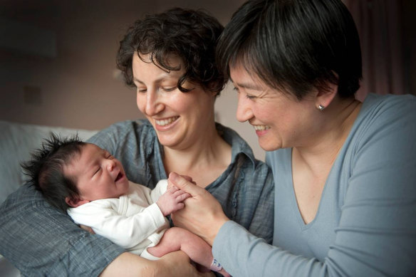 Penny Wong et Sophie Allouache avec leur fille Alexandra, née en 2011.