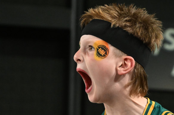 Un jeune fan des Jackjumpers crie pour son équipe à la MyState Bank Arena de Hobart.