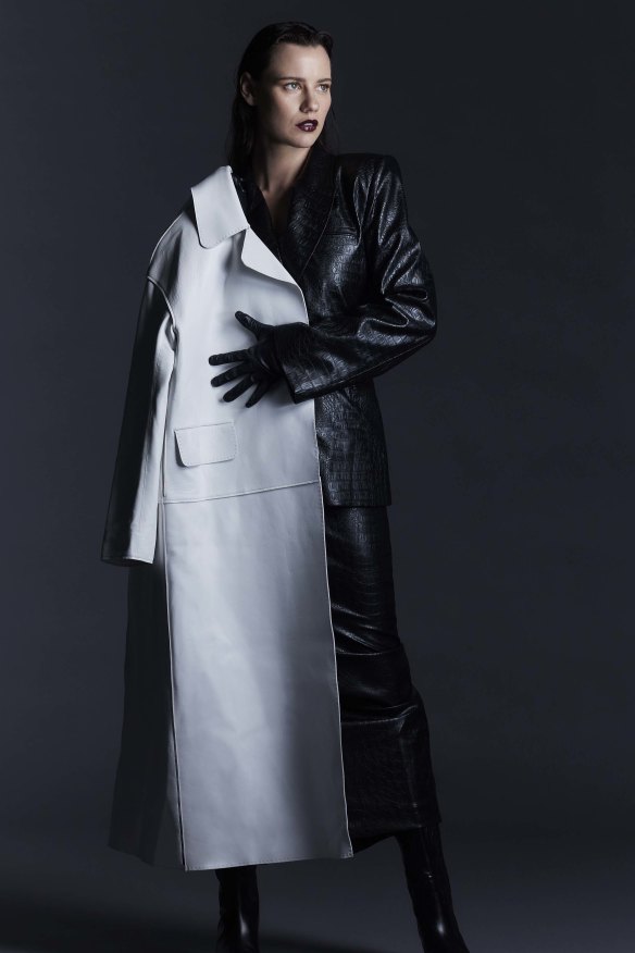 Trench et gants Scanlan Theodore. Veste et jupe CHP TR-S, de chez RPM. Bottes Majé.