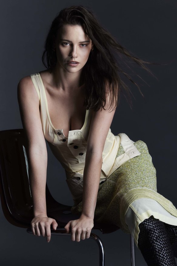 Lily Sullivan porte un haut Bottega Veneta, une jupe en gaze, une jupe en jersey et des bottes.