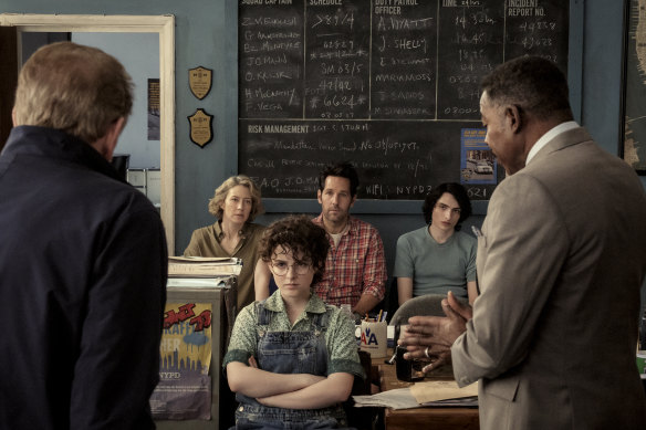 Mckenna Grace (devant) avec Carrie Coon, Raul Rudd et Finn Wolfhard dans Ghostbusters : Frozen Empire.