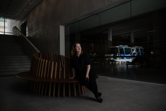 Lisa Havila, PDG de Powerhouse, et les wagons du monorail de Darling Harbour.