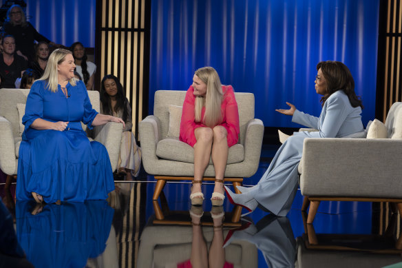 Oprah Winfrey interviewe une jeune fille de 15 ans et sa mère dans son émission spéciale « Shame, Blame and the Weight Loss Revolution ».